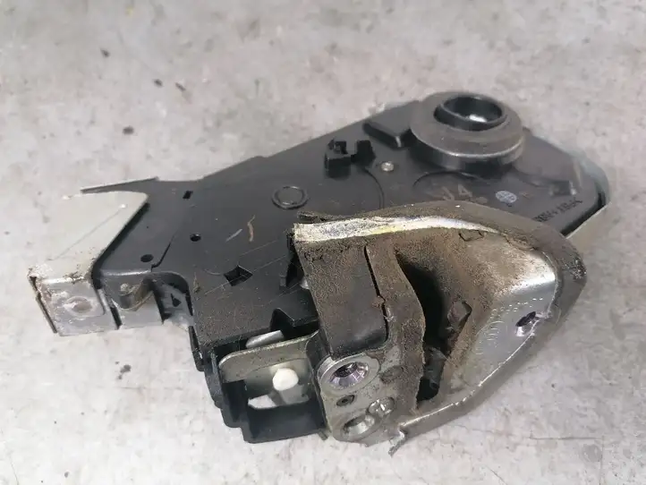 Toyota RAV 4 (XA30) (2006 - 2016) 70525116 Замок задней двери — фото 1