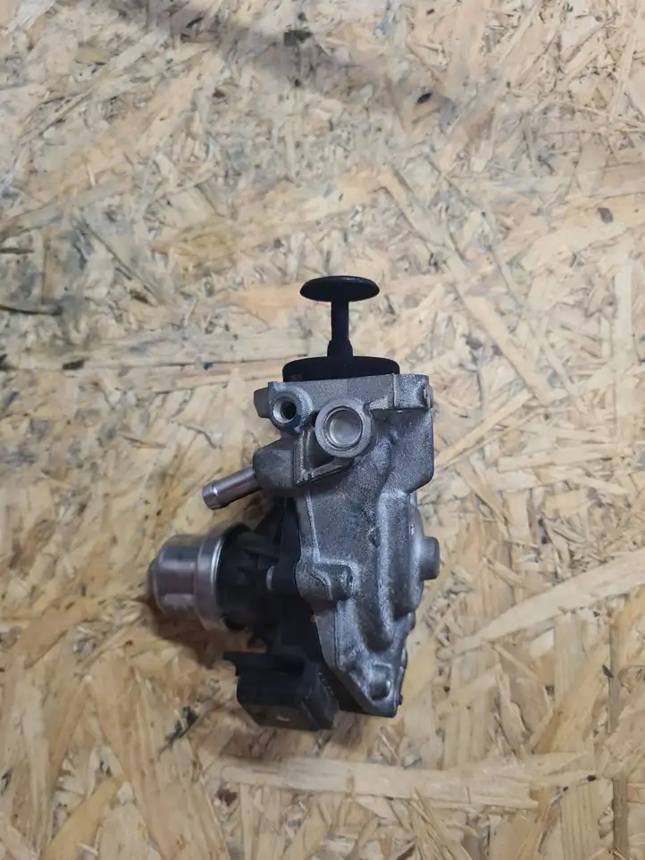 BMW 5 G30 G31 (2016 - ) 8513132 Клапан EGR — фото 1