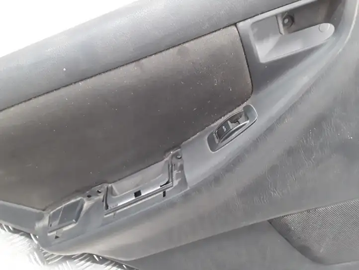 Toyota Corolla E120 E130 (2004 - 2007) 6777602050 Обшивка задней двери — фото 5