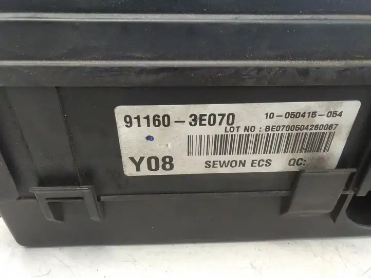 Kia Sorento (2002 - 2006)  911603E070 Блок предохранителей