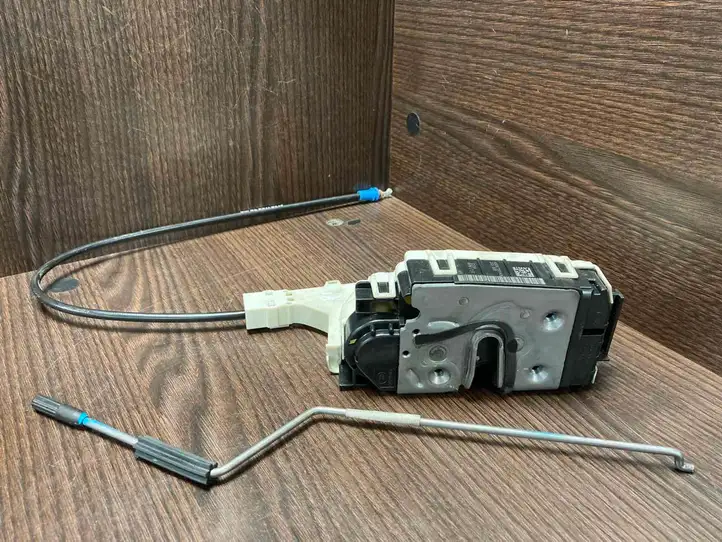 Mercedes-Benz Sprinter W906 (2006 - 2018) 9067201435 Замок передней двери — фото 2