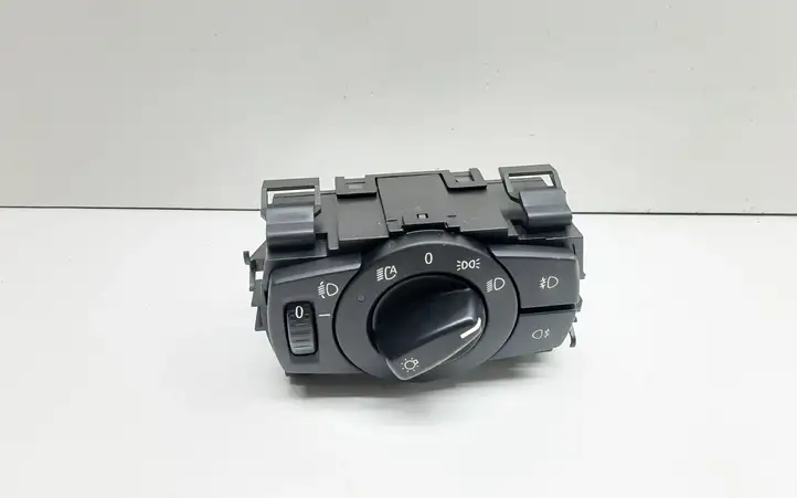 BMW 1 E82 E88 (2007 - 2014) 6932792 Включатель фонарей — фото 1