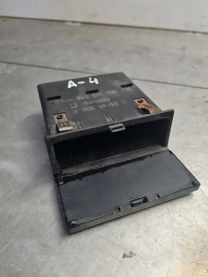 Audi A4 S4 B5 8D (1999 - 2001) 8D0941561 Вещевой ящик — фото 3