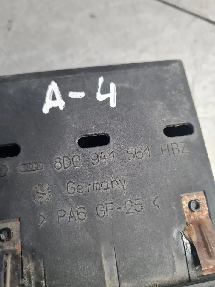 Audi A4 S4 B5 8D (1999 - 2001) 8D0941561 Вещевой ящик — фото 4