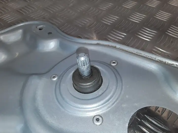 Kia Ceed (2010 - 2012) 834701H000 Механический стеклоподъемник задней двери — фото 3