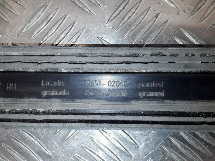 Toyota Corolla E120 E130 (2004 - 2007) 7565102040 Молдинг заднего крыла — фото 6