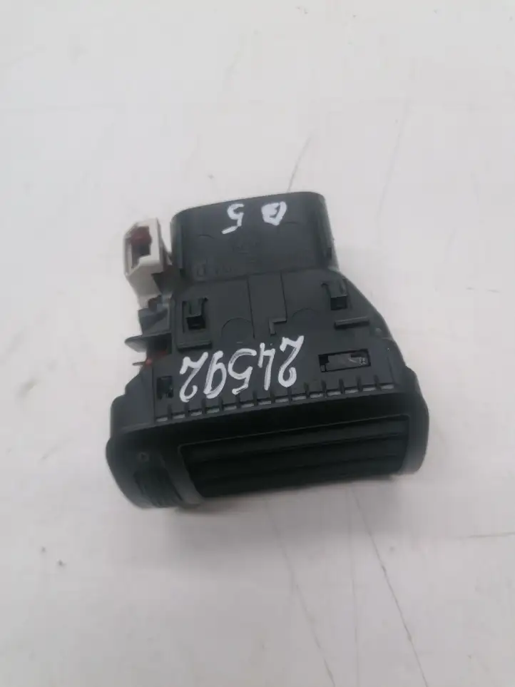 Volkswagen PASSAT B5 (1997 - 2000) 3B0819704D Боковой воздушный дефлектор — фото 3