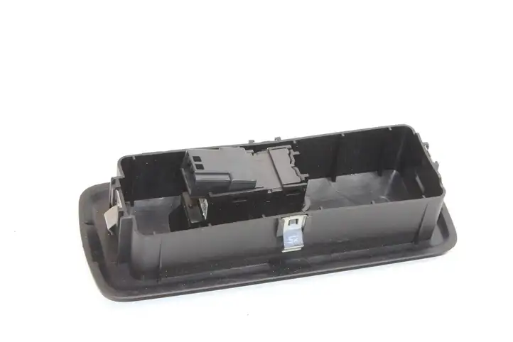 Land Rover Discovery 4 - LR4 (2009 - 2013) AH2214717AB Кнопка фаркопа в багажнике — фото 2