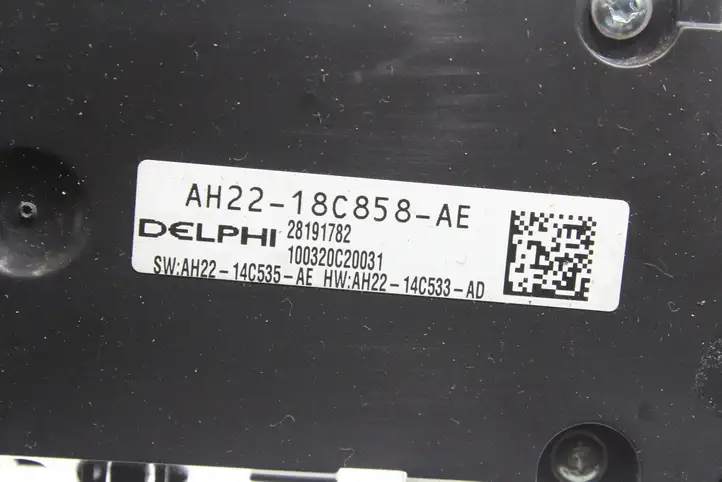 Land Rover Discovery 4 - LR4 (2009 - 2013) AH2218C858AE Кнопка фаркопа в багажнике — фото 5