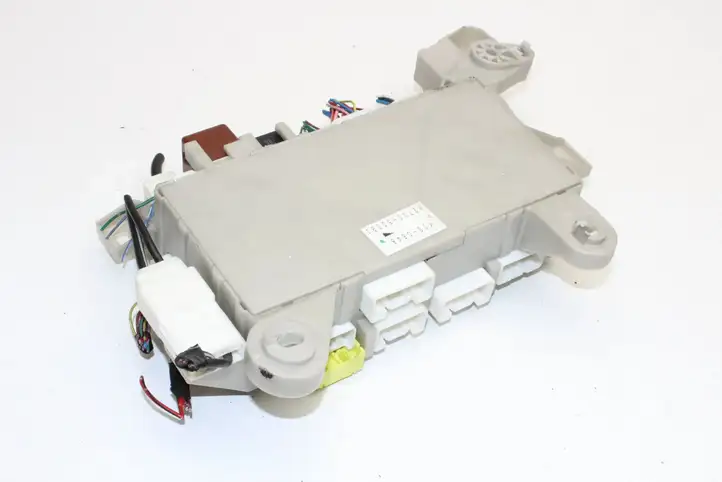 Lexus LS 430 (2000 - 2003) 8273050091 Блок монтирования реле — фото 2