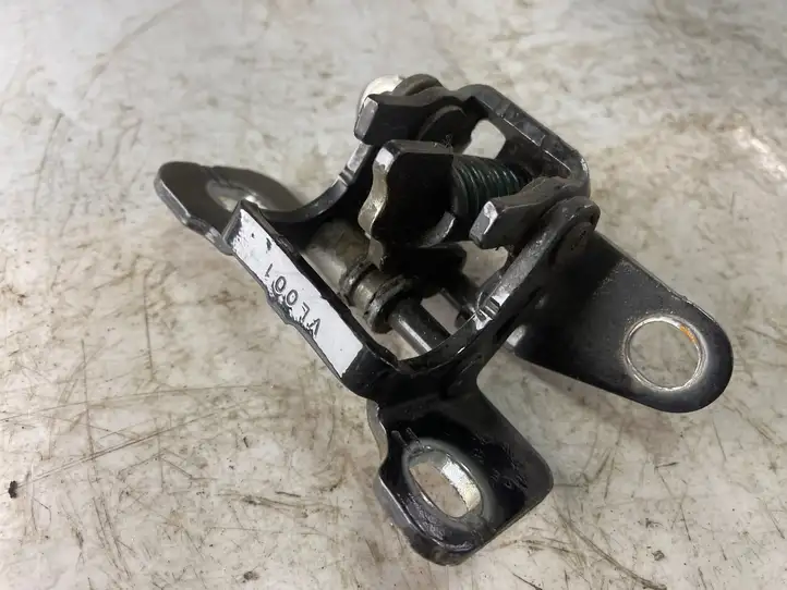 Chrysler 300 - 300C (2005 - 2011) Верхняя петля задней двери — фото 2