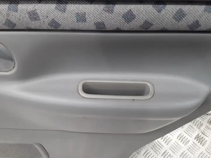 Mazda Demio (1996 - 2002) D28068520 Обшивка задней двери — фото 4