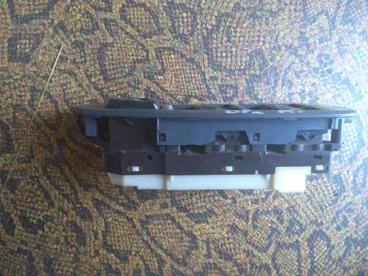Toyota Previa (XR30, XR40) II (2000 - 2006) 8404028030 Блок кнопок стеклоподъемников — фото 2