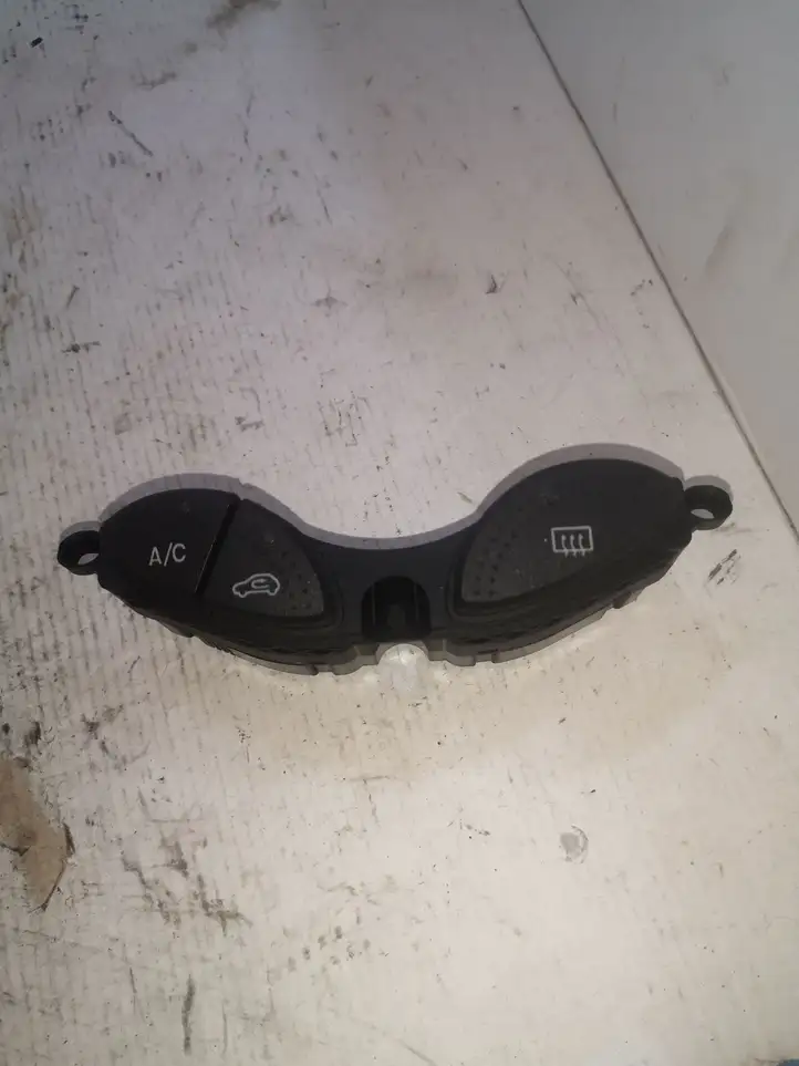 Ford Focus (1998 - 2004) 98AG19A945BF Кнопка обогрева стекла — фото 1