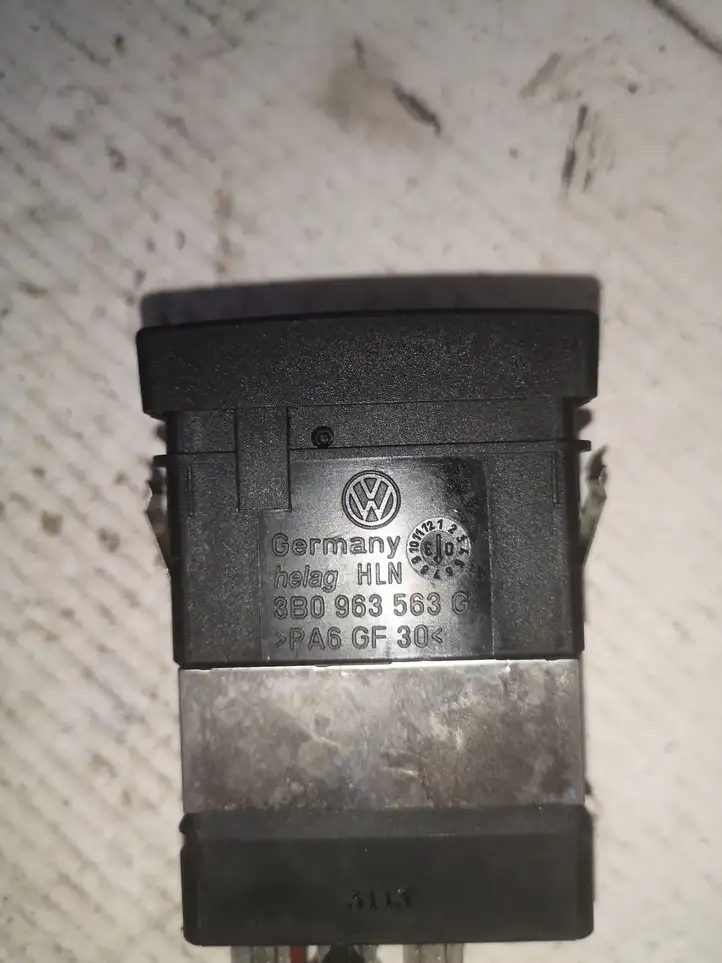 Volkswagen PASSAT B5.5 (2001 - 2005) 3B0963563G Включатель обогрева — фото 4