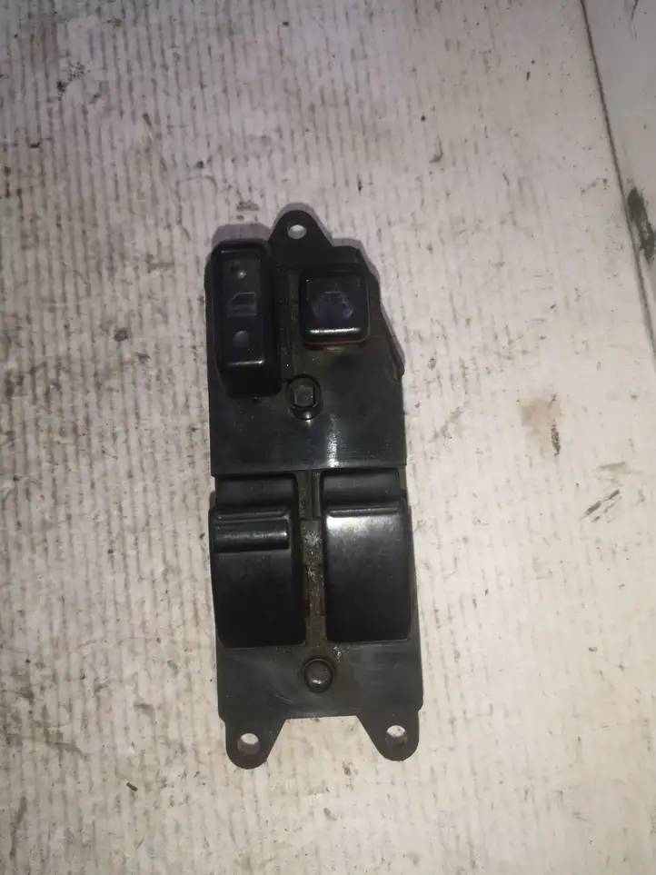 Toyota Corolla E120 E130 (2000 - 2004) 8482002110 Кнопка стеклоподъемников — фото 1
