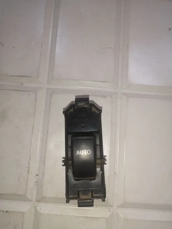 Toyota Corolla Verso E121 (2001 - 2004) 514746 Кнопка стеклоподъемников — фото 1