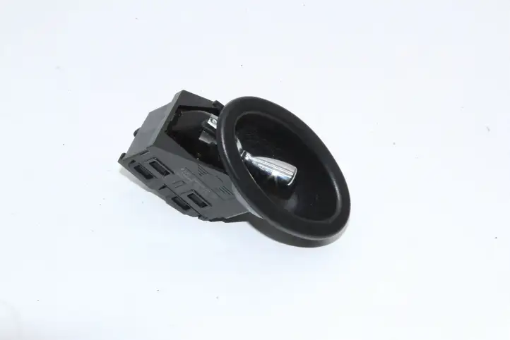 Mini Cooper Countryman R60 (2010 - 2016) 9800972 Кнопка фаркопа в багажнике — фото 2