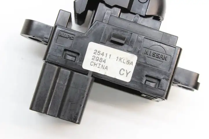 Nissan Juke I F15 (2010 - 2018) 254111KL5A Кнопка фаркопа в багажнике — фото 3