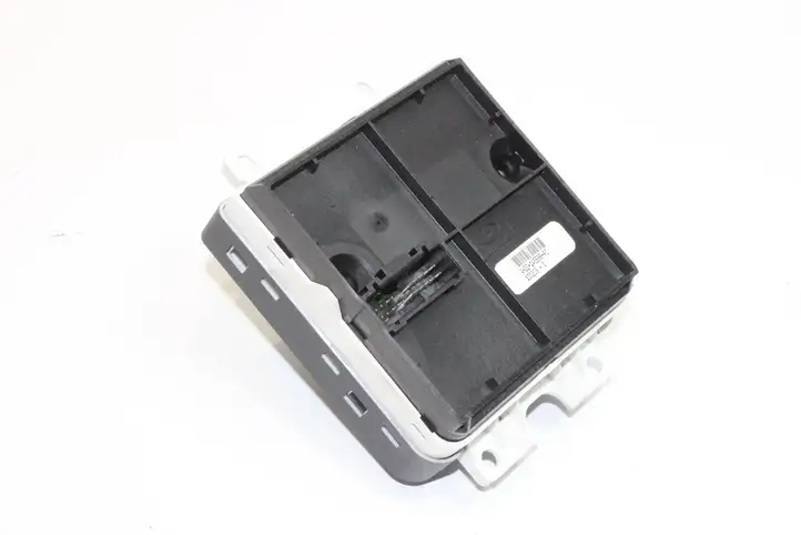 Land Rover Discovery 4 - LR4 (2009 - 2013) AH2214B596AC Кнопка фаркопа в багажнике — фото 4