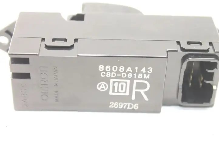 Mitsubishi Pajero (2006 - 2011) 8608A143 Кнопка фаркопа в багажнике — фото 5
