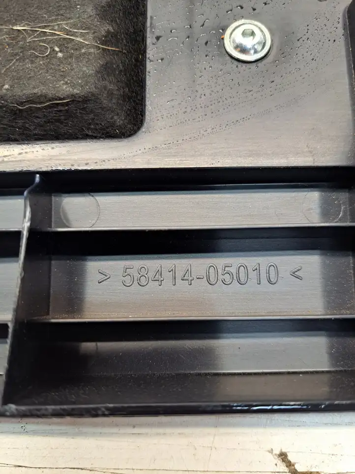 Toyota Avensis T270 (2009 - 2012) 5841405010 Прочая отделка багажника — фото 2