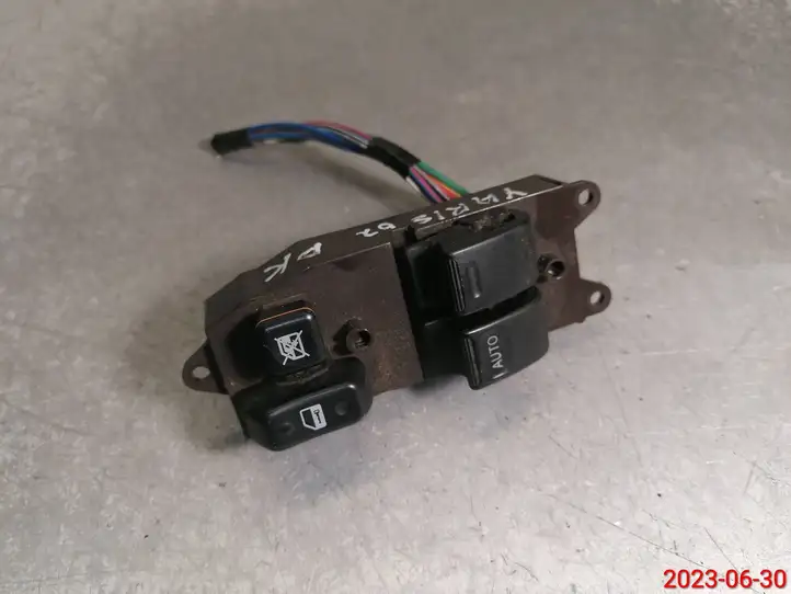 Toyota Yaris (1999 - 2003) Кнопка стеклоподъемников — фото 1
