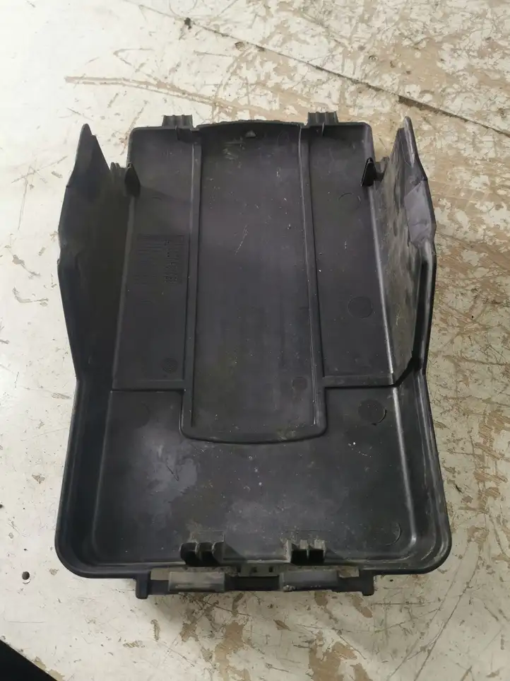 Volkswagen Golf V (2003 - 2009) 1K0951443C Крышка ящика аккумулятора — фото 2