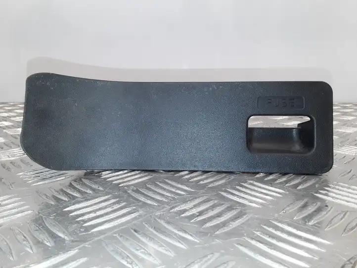 Honda Jazz (2004 - 2008) 77592SAAG0 Крышка ящика предохранителей — фото 1