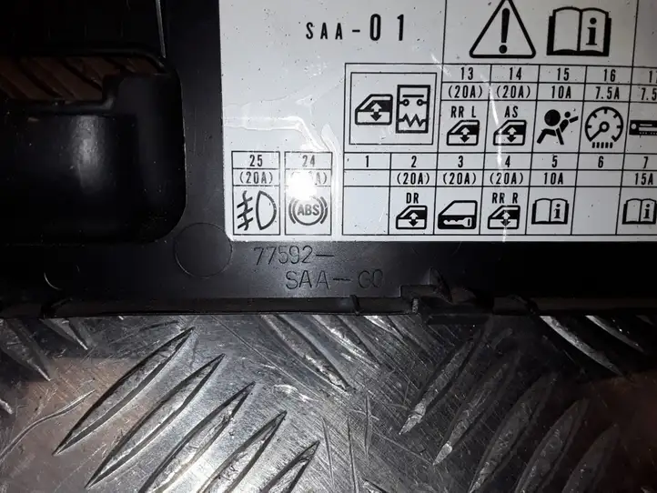 Honda Jazz (2004 - 2008) 77592SAAG0 Крышка ящика предохранителей — фото 5