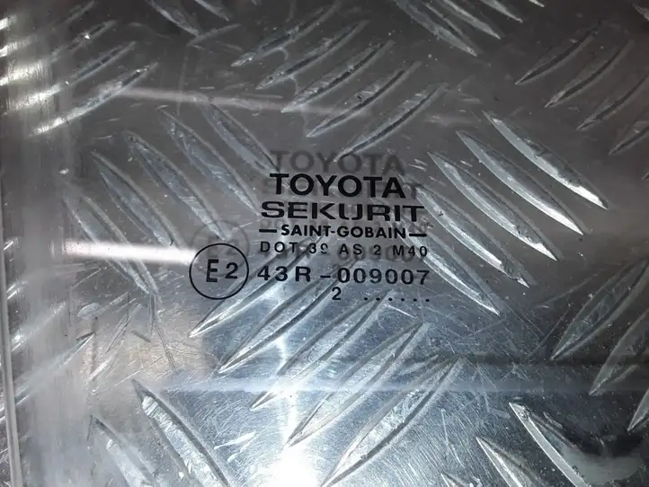 Toyota Corolla E120 E130 (2000 - 2004) 43R009007 Стекло передней двери — фото 3