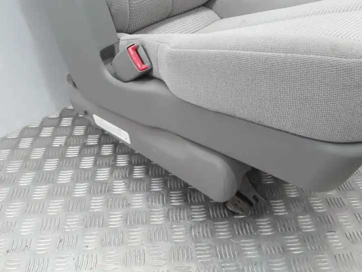 Kia Carnival (2006 - 2014) Второй ряд сидений — фото 3