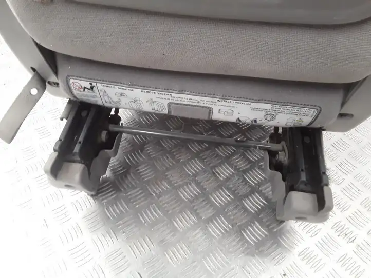 Kia Carnival (2006 - 2014) Второй ряд сидений — фото 7
