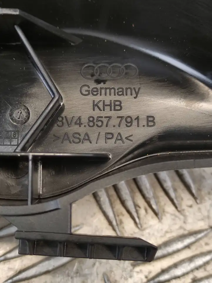 Audi A3/S3 8V (2016 - 2020) 8V4857791B Накладка ремня безопасности — фото 2