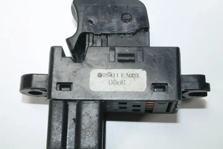 Nissan Note (E11) (2006 - 2014) 25411EA003 Кнопка фаркопа в багажнике — фото 2