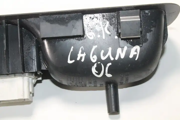 Renault Laguna II (2001 - 2005) 8200317493 Кнопка фаркопа в багажнике — фото 2
