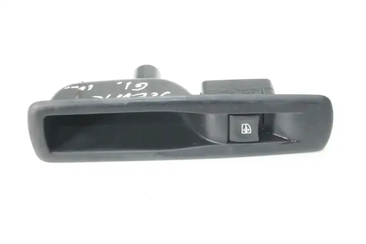 Renault Megane II (2002 - 2005) 829500004R Кнопка фаркопа в багажнике — фото 1