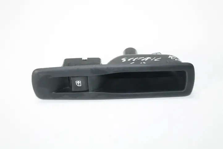 Renault Megane II (2006 - 2008) 829500004R Кнопка фаркопа в багажнике — фото 1