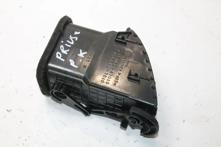 Toyota Prius (NHW20) (2003 - 2009) 5506247010 Воздушная решетка панели — фото 2