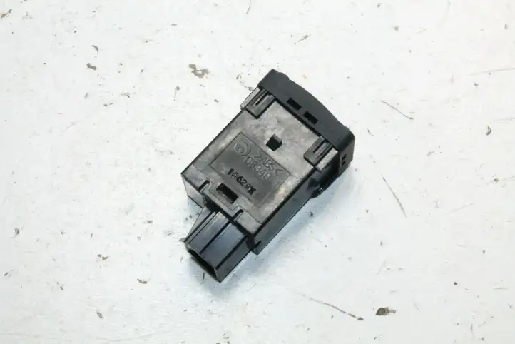 Nissan Juke I F15 (2010 - 2018) 08349 Кнопка фаркопа в багажнике — фото 2