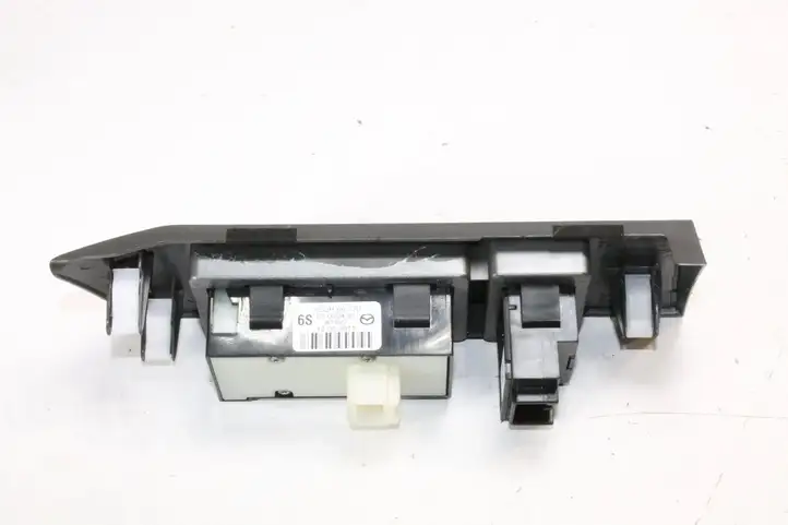 Mazda 6 (2012 - 2015) G33H66170 Кнопка фаркопа в багажнике — фото 2
