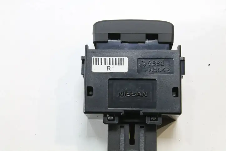 Nissan Micra (2013 - 2016) 8857 Кнопка фаркопа в багажнике — фото 3