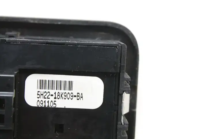 Land Rover Freelander 2 - LR2 (2006 - 2010) 5H2218K909BA Кнопка фаркопа в багажнике — фото 3