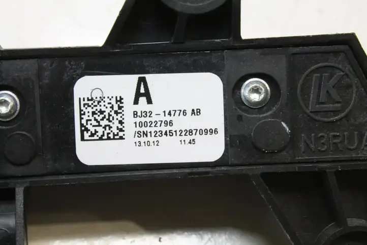 Land Rover Evoque I (2011 - 2015) BJ3214776AB Кнопка фаркопа в багажнике — фото 3