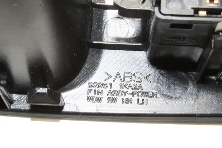 Nissan Juke I F15 (2010 - 2018) 829611KA2A Кнопка фаркопа в багажнике — фото 3