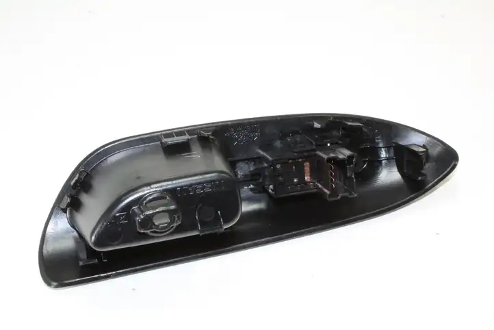 Nissan Juke I F15 (2010 - 2018) 829601KA2A Кнопка фаркопа в багажнике — фото 2