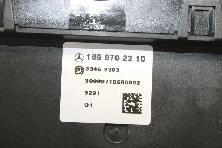 Mercedes-Benz B-class W245 (2008 - 2011) 1698702210 Кнопка фаркопа в багажнике — фото 3