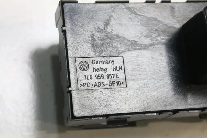 Volkswagen Touareg I (2002 - 2010) 7L6959857E Кнопка фаркопа в багажнике — фото 3