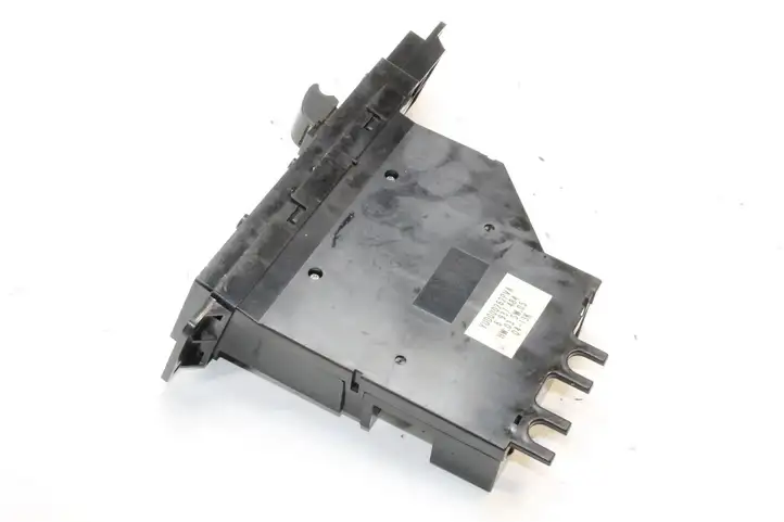 Land Rover Range Rover L322 (2002 - 2005) YUD000262 Кнопка фаркопа в багажнике — фото 4