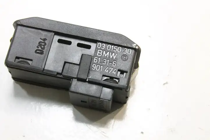 Land Rover Range Rover L322 (2002 - 2005) 6901474 Кнопка фаркопа в багажнике — фото 3